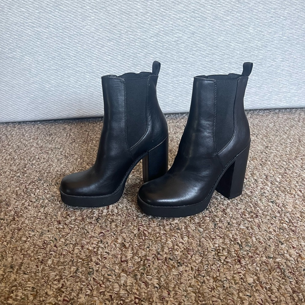 Steve Madden Elegant Black Leather Ankle Boots